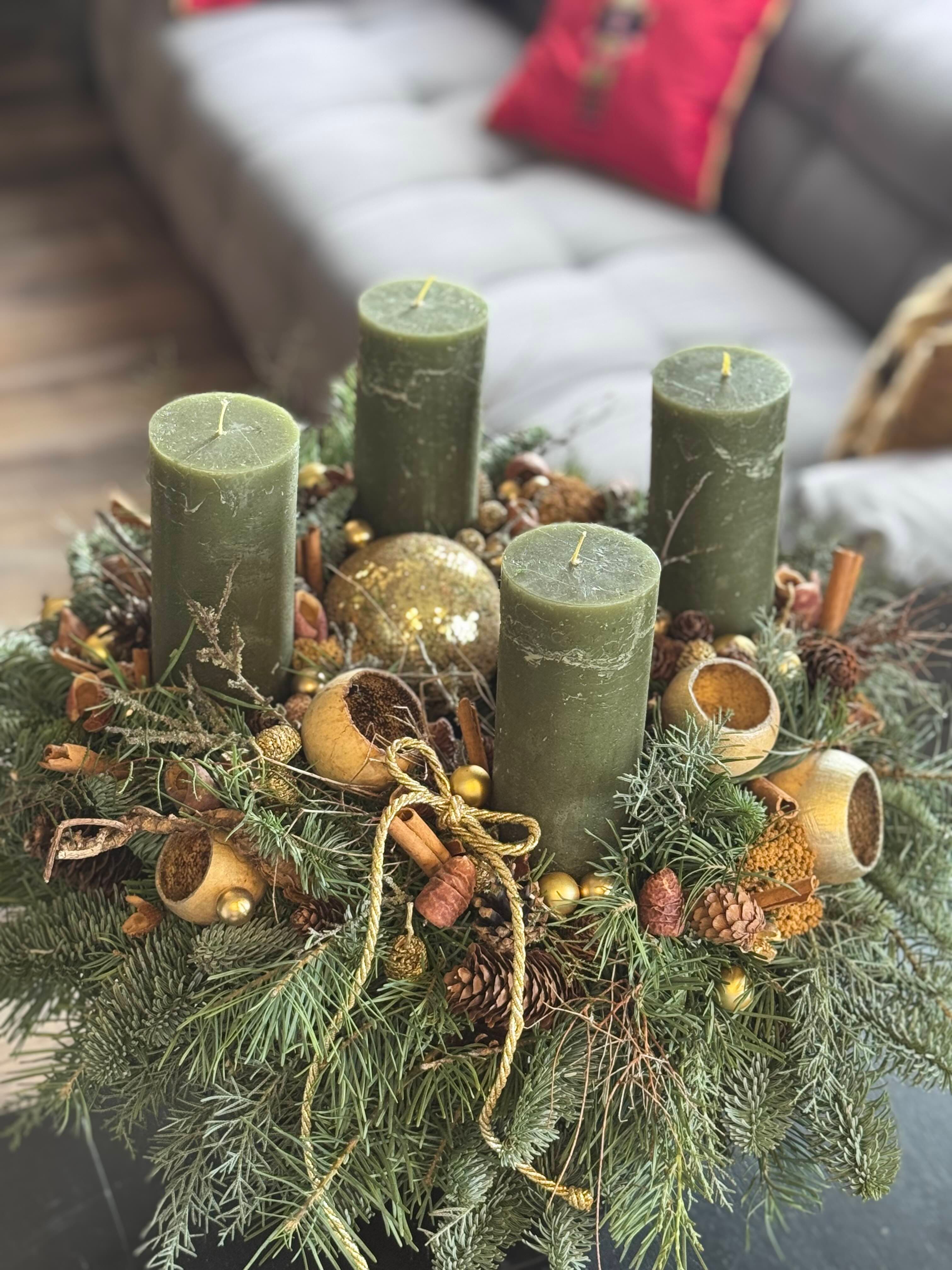 Adventi koszorú zöld gyertyákkal