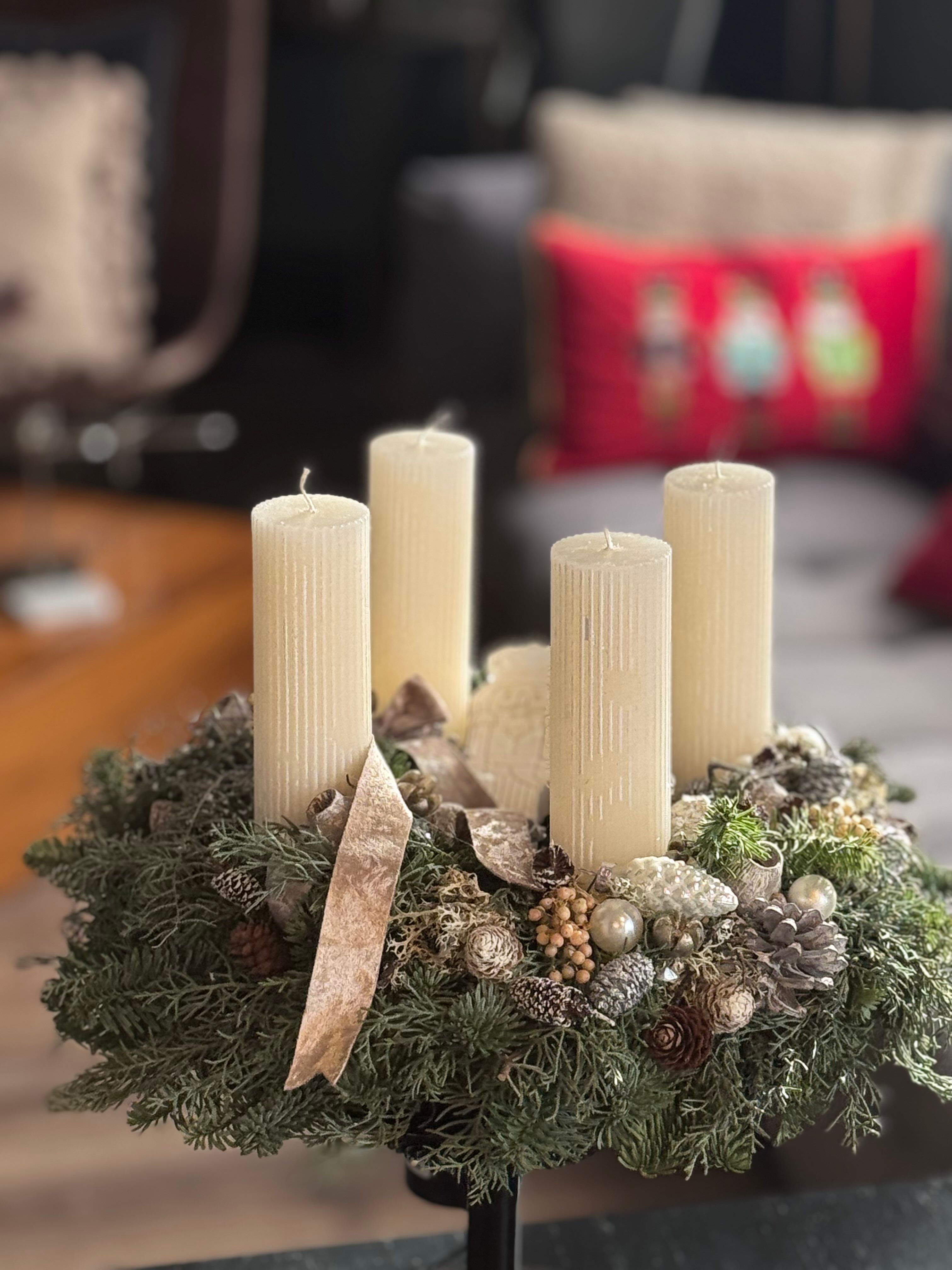 Adventi koszorú  krém színű bordázott  gyertyával