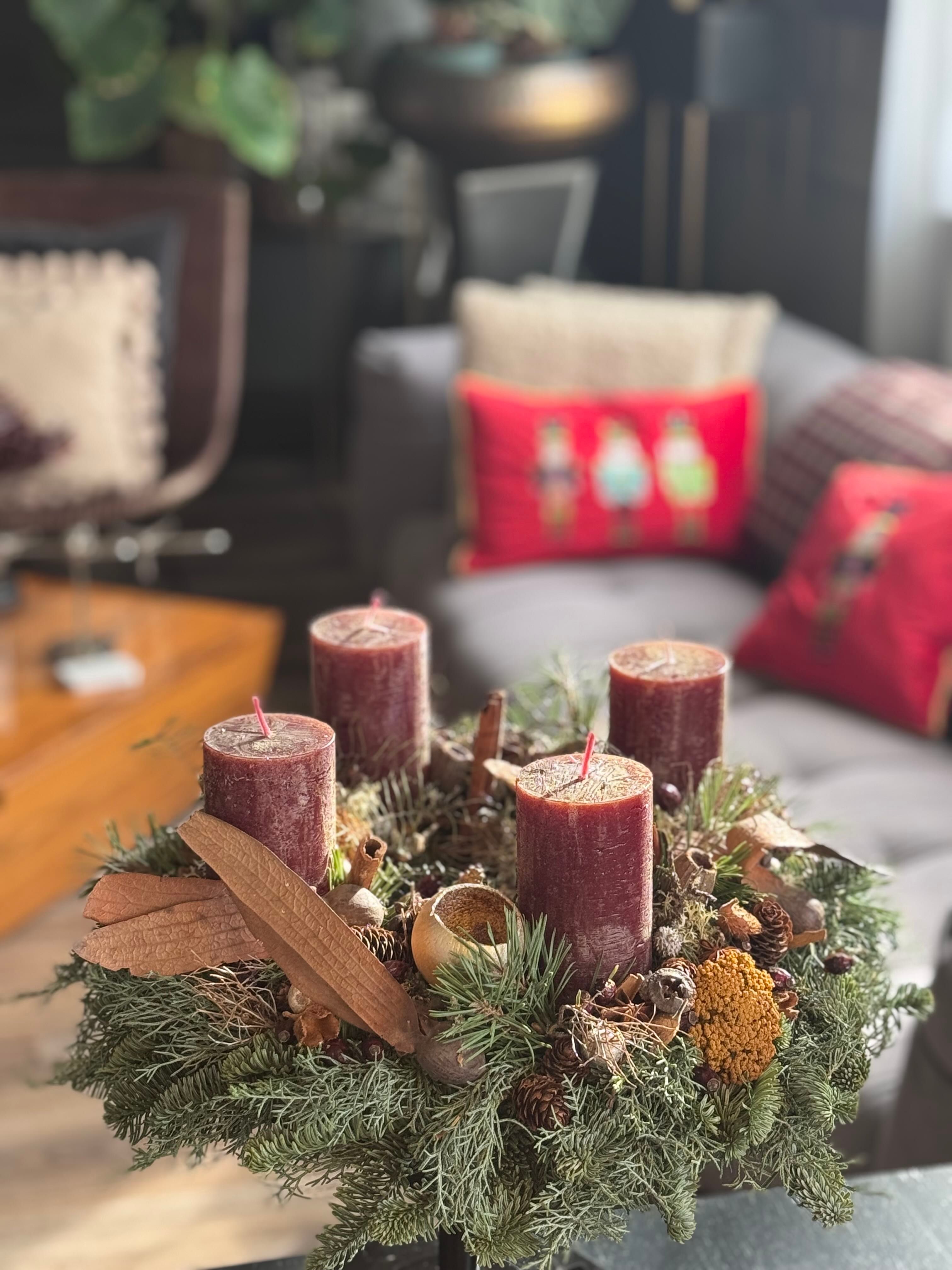 Adventi koszorú bordó  gyertyával, természetes hatású