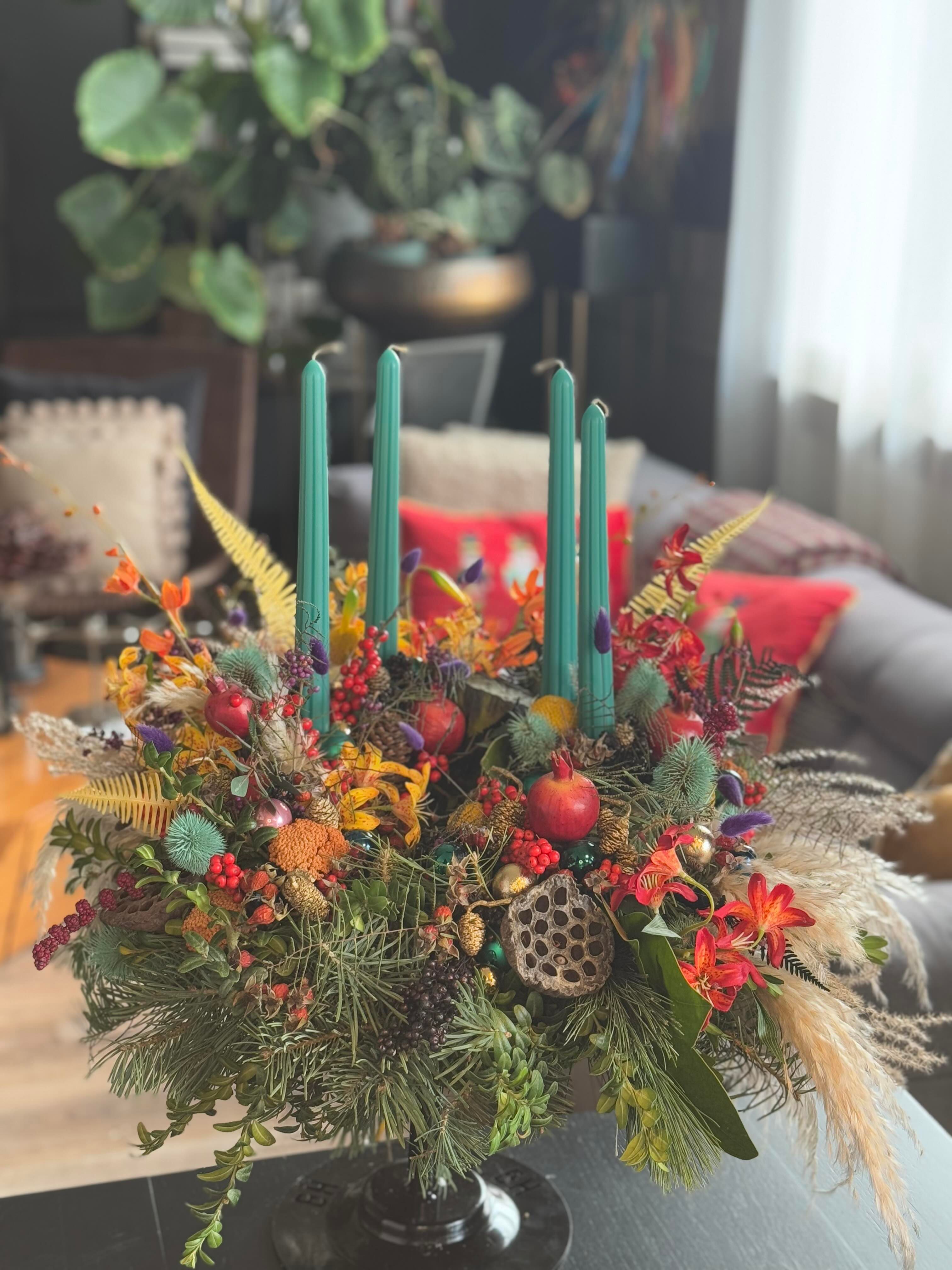 Egyedi adventi koszorú türkiz gyertyákkal