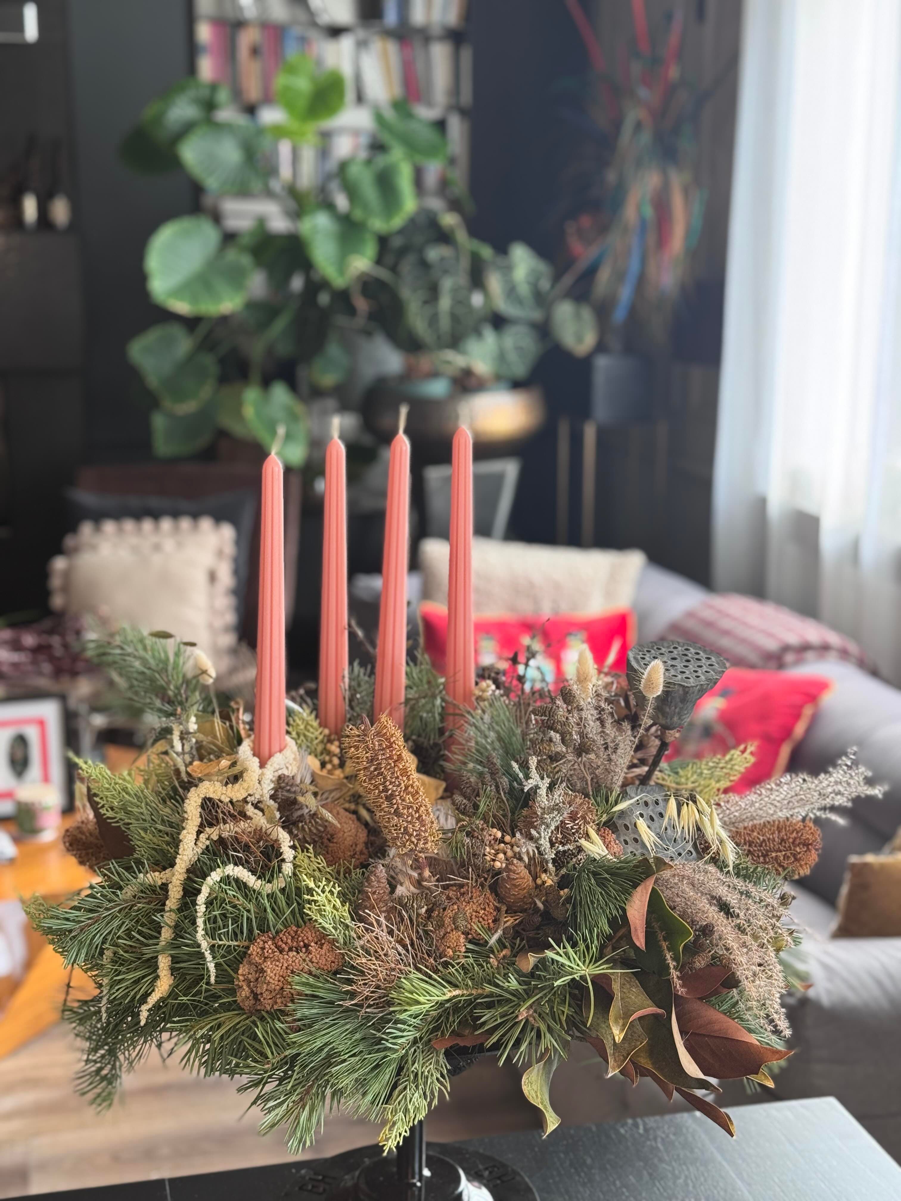 Egyedi adventi koszorú lazac gyertyákkal