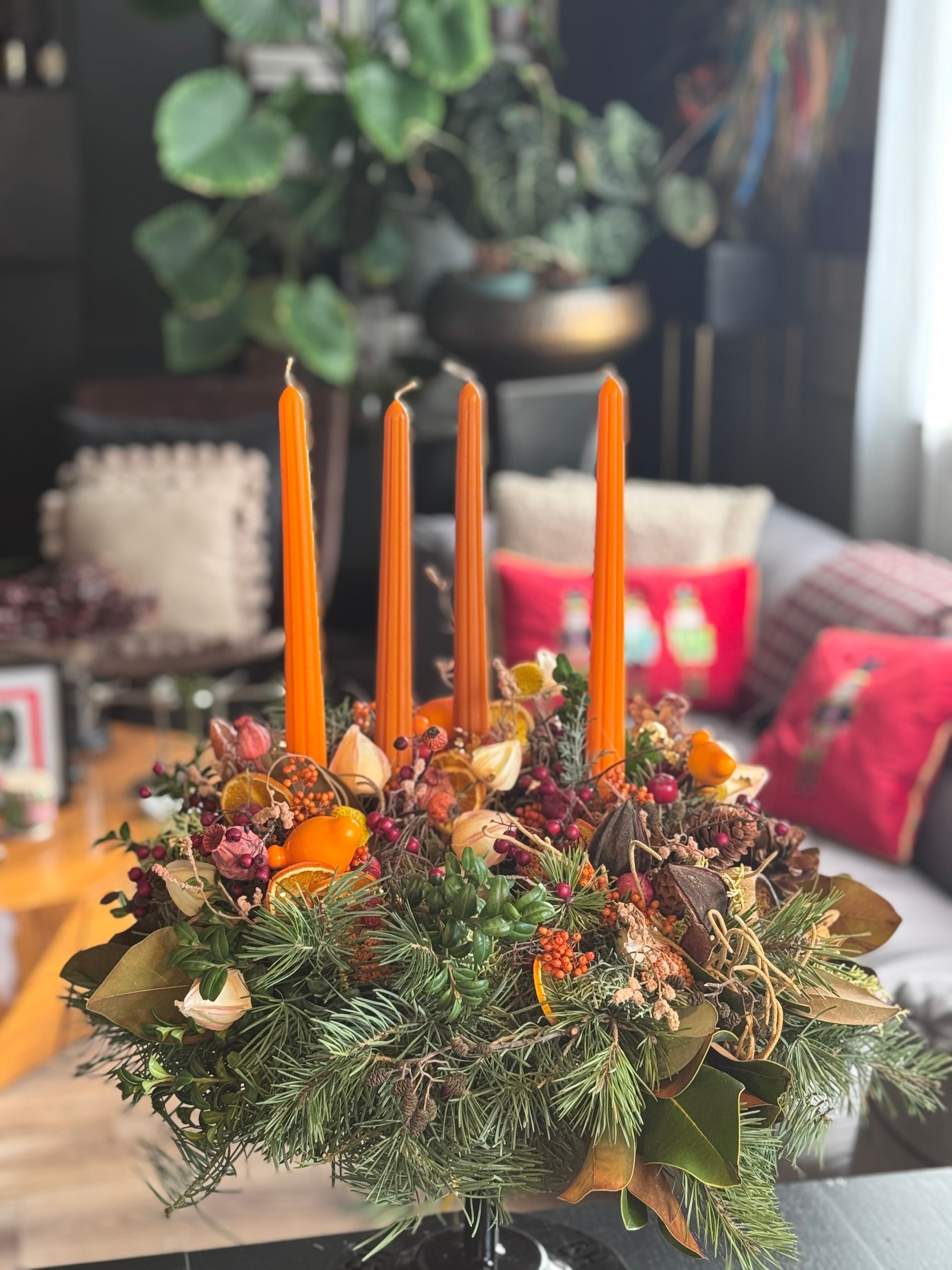 Egyedi adventi koszorú  narancs gyertyákkal