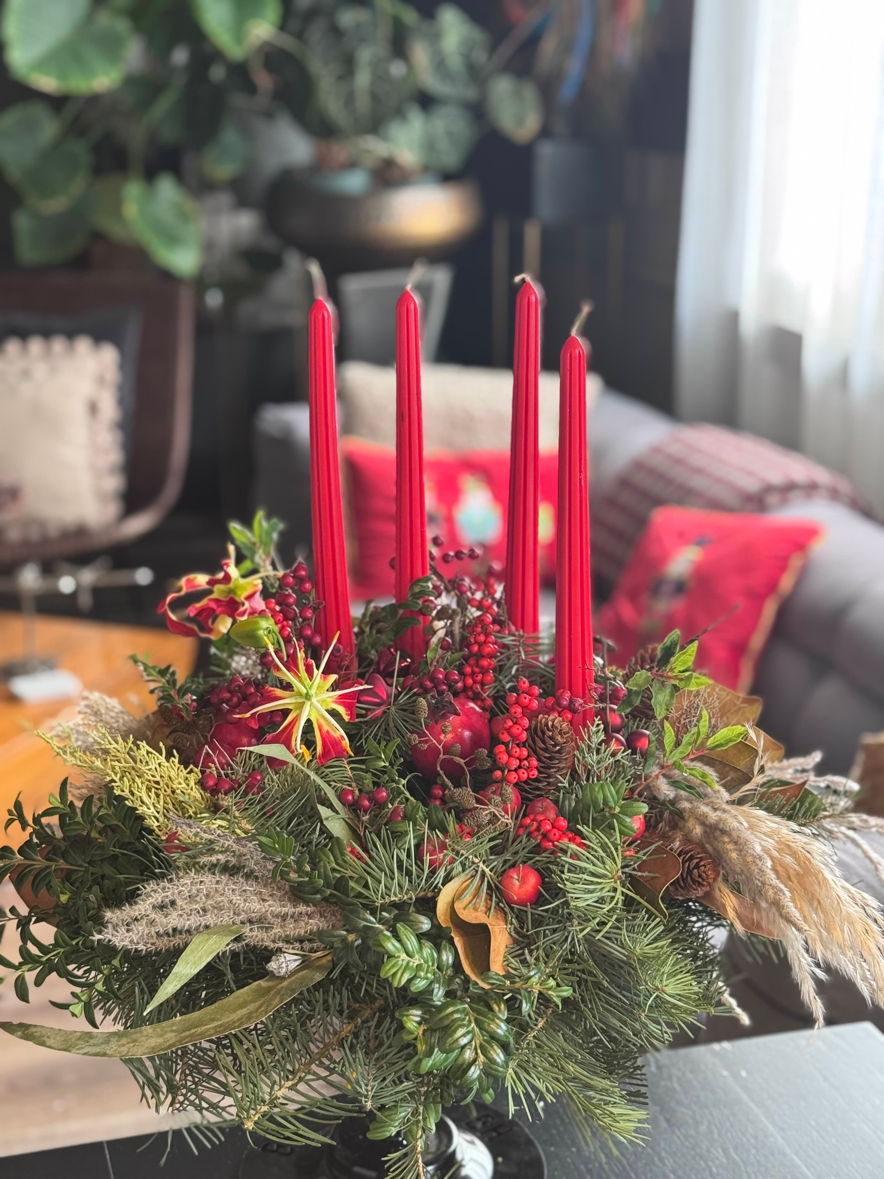 Egyedi adventi piros koszorú  gyertyákkal