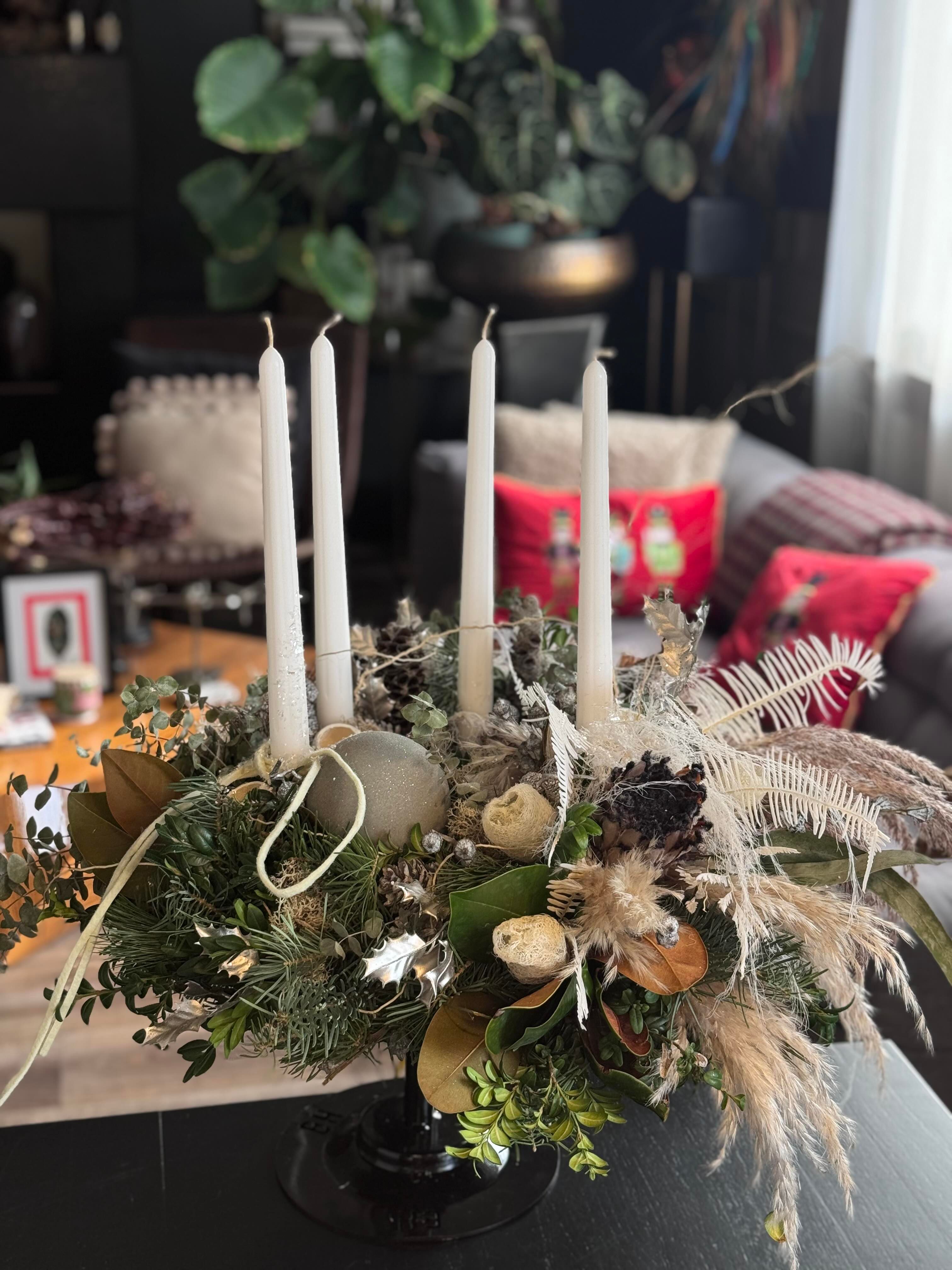 Egyedi adventi koszorú fehér gyertyákkal