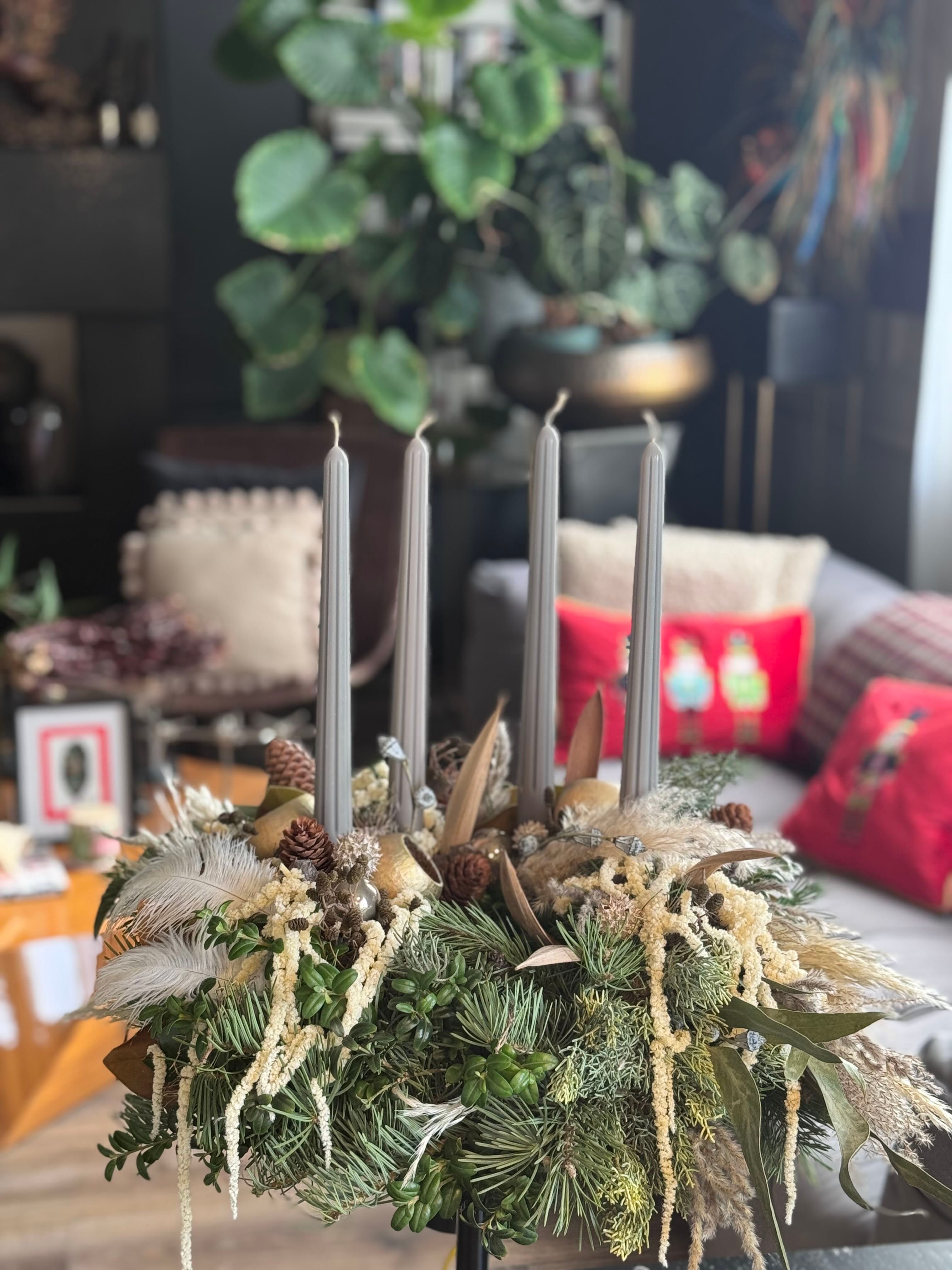 Egyedi adventi koszorú szürke gyertyákkal